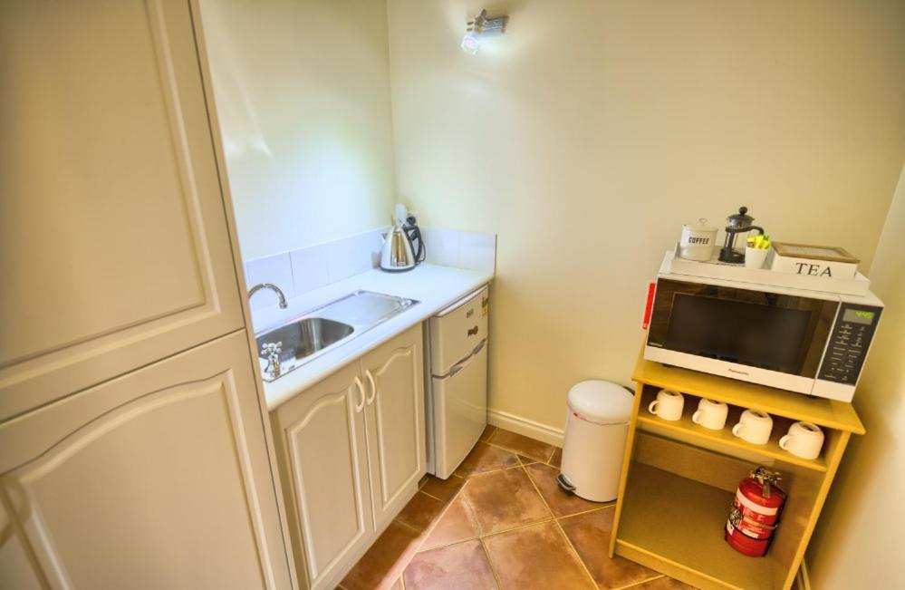 Spencer Suites Όλμπανι Εξωτερικό φωτογραφία